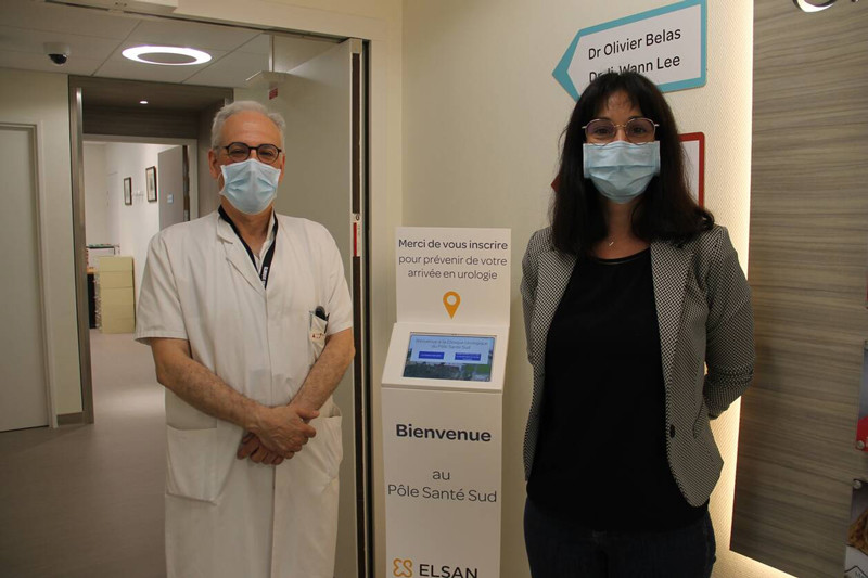 Le Dr Michel Belas, chirurgien urologue et Caroline Jund, directrice du Pôle santé sud du Mans (Sarthe), à l’entrée du nouveau service urologie. | OUEST-FRANCE